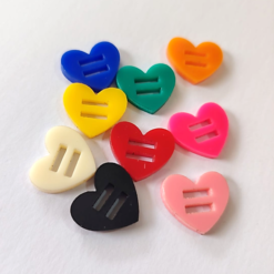 Dijes acrílicos  de colores- CORAZÓN